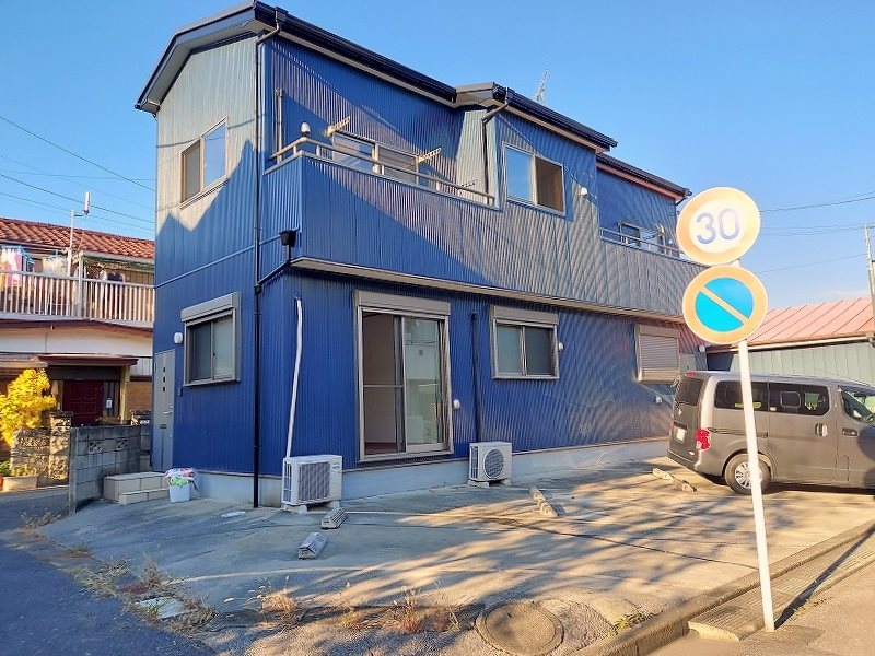 建物外観　３方向　角地！　メゾネット型テラスハウス　　平置駐車場付