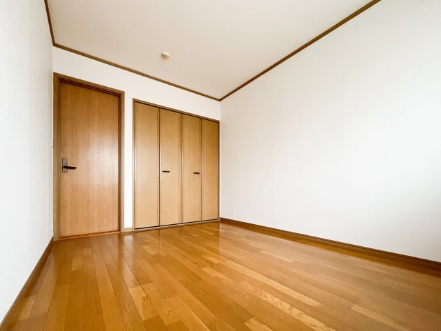 その他部屋・スペース　落ち着いた色調の寝室です