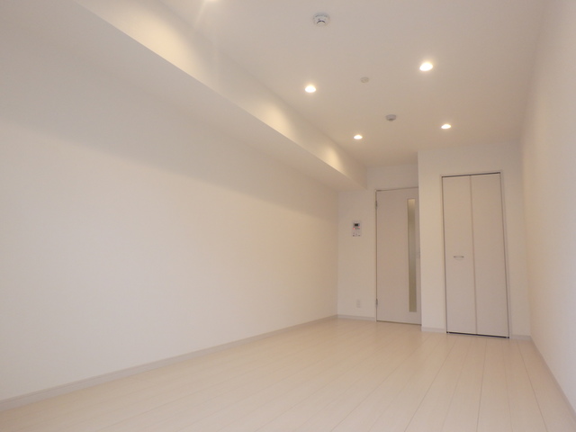 居室・リビング　白を基調としたオシャレなお部屋です。