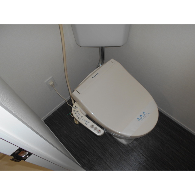 トイレ　落ち着いた色調のトイレです