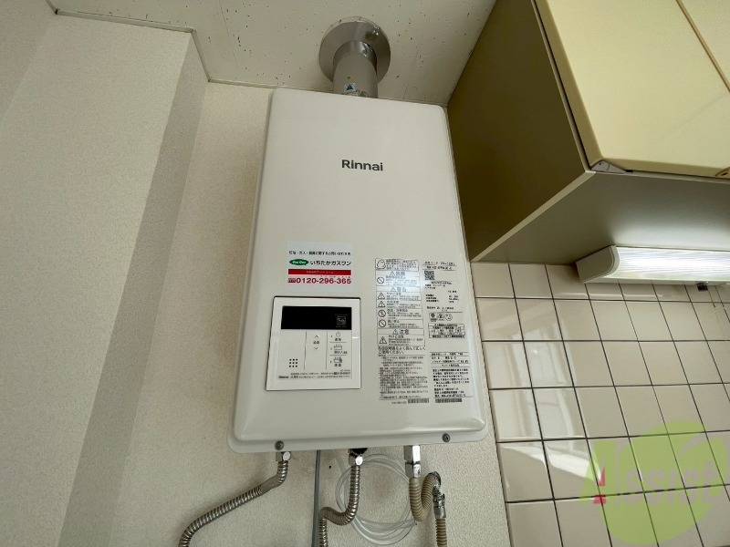 その他設備　給湯器はシンプルな作りで簡単に操作できそうです。