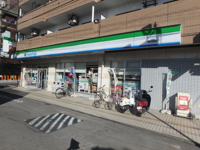 コンビニ　ファミリーマート（コンビニ）まで140m