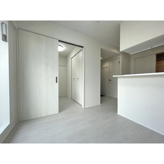 居室・リビング　白基調の清潔感溢れるお部屋