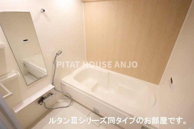 洗面設備　明るい洗面所です