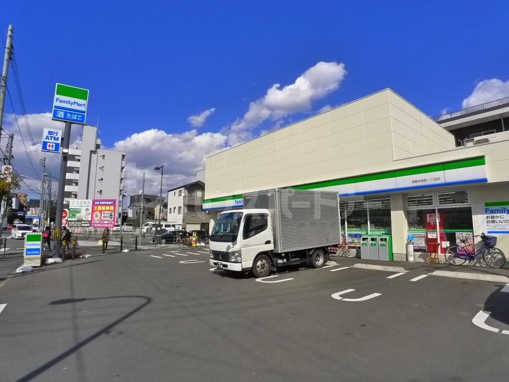コンビニ　ファミリーマート西新井栄町一丁目店（コンビニ）まで160m