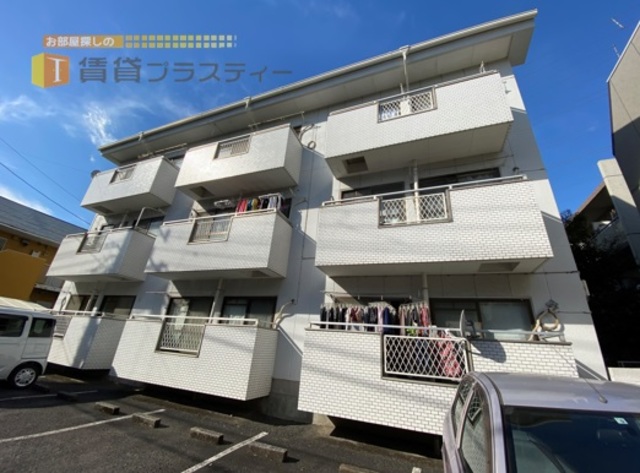建物外観　目の前駐車場で日当たりＧＯＯＤ