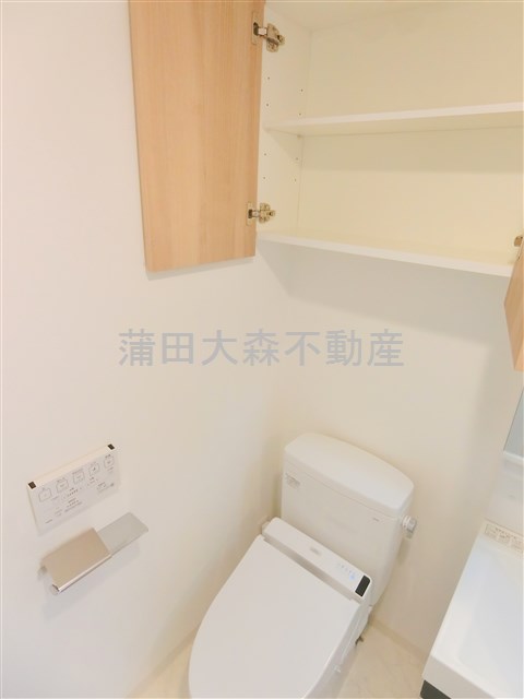 トイレ　棚収納と温水洗浄便座付きのトイレ
