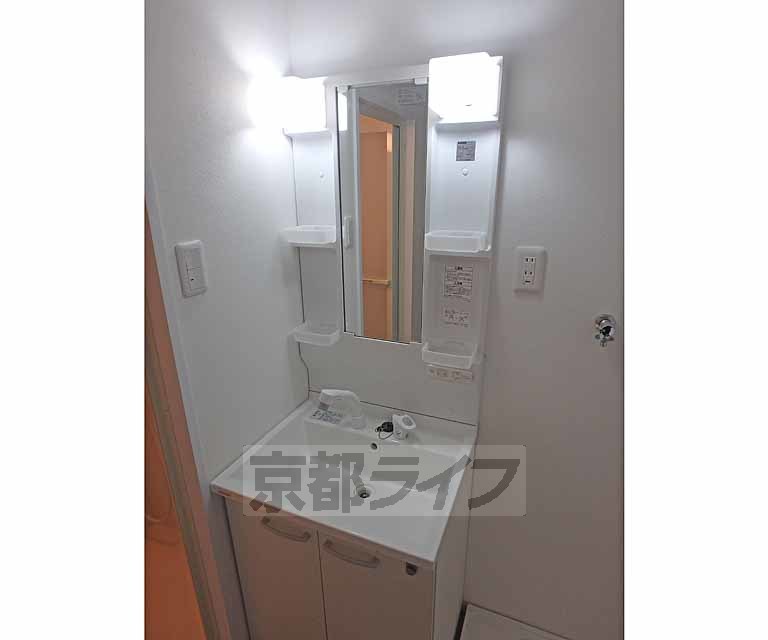 洗面設備　独立シャワー洗面台です。