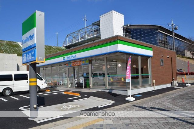 コンビニ　ファミリーマート（コンビニ）まで522m
