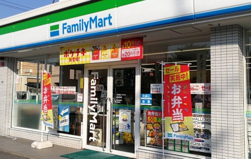 コンビニ　ファミリーマート 辰巳町店（コンビニ）まで559m