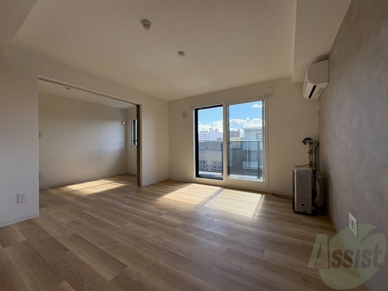 居室・リビング　木目のフローリングは落ち着きのある印象のお部屋になりますね。
