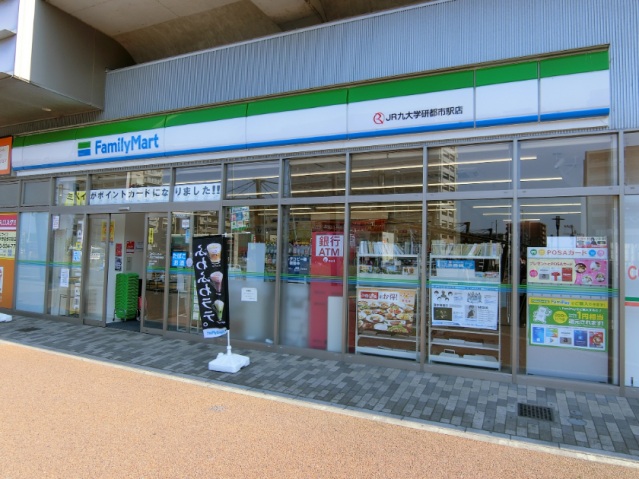 コンビニ　ファミリーマート　徒歩3分（コンビニ）まで226m