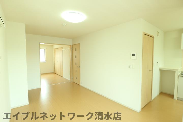 居室・リビング　こちらのリビングで趣味の時間をお楽しみください