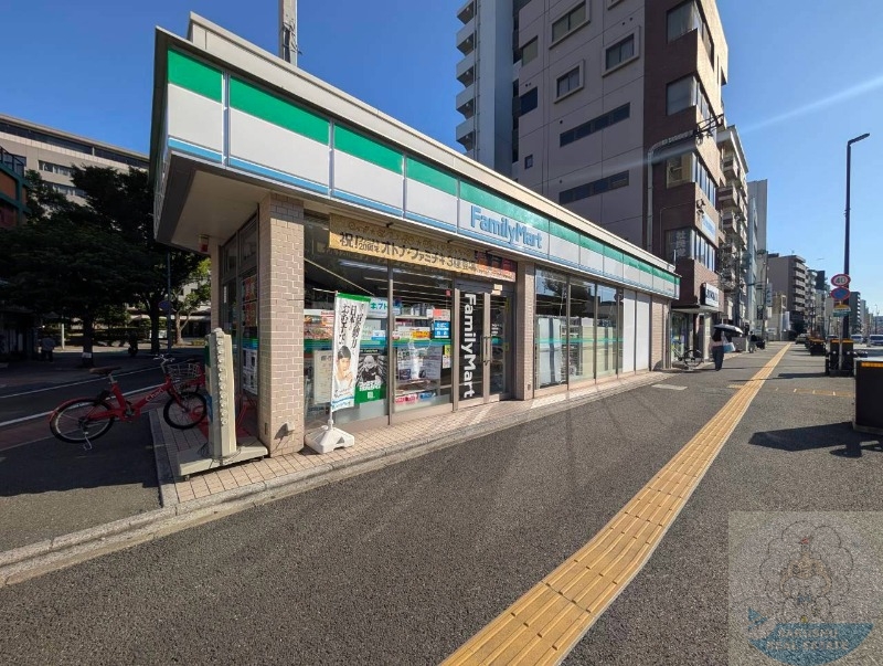 コンビニ　ファミリーマート福岡県庁前店（コンビニ）まで99m