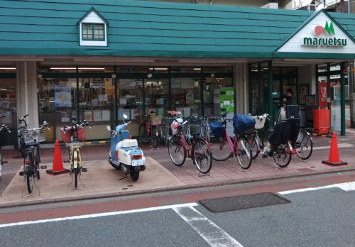 スーパー　マルエツ 梅屋敷店（スーパー）まで102m