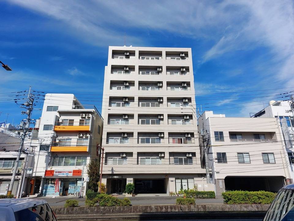 【松山市湊町のマンションの建物外観】