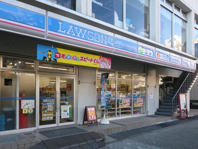 コンビニ　ローソン新宿坂町店（コンビニ）まで57m