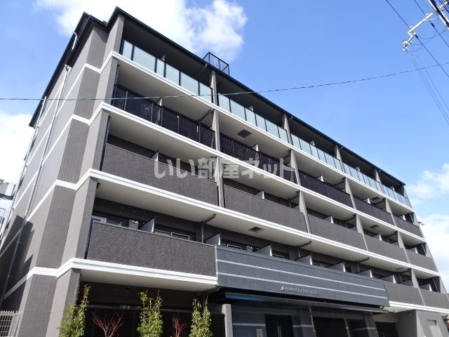 京都市南区八条源町のマンションの建物外観