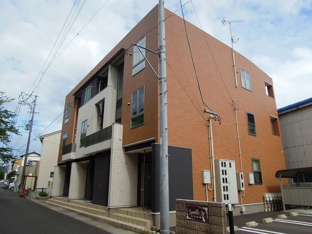 静岡市清水区石川本町のアパートの建物外観