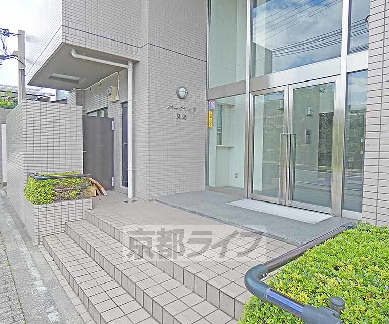 【京都市左京区岡崎西天王町のマンションのエントランス】