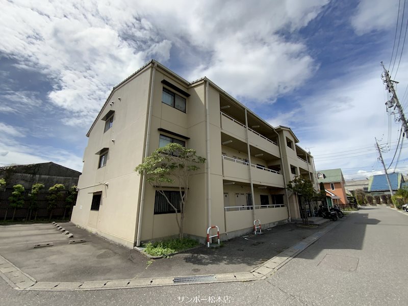 松本市鎌田のマンションの建物外観