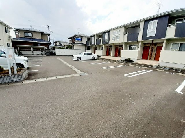 【亘理郡亘理町逢隈中泉のアパートの駐車場】