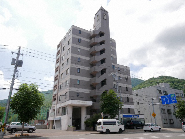 札幌市中央区南十九条西のマンションの建物外観