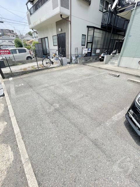 【神戸市垂水区仲田のアパートの駐車場】