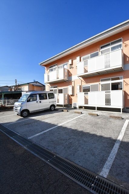 【本宮市仁井田のアパートの駐車場】