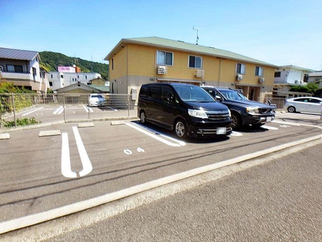 【松山市桑原のアパートの駐車場】