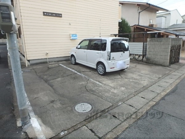 【宇治市大久保町のアパートの駐車場】