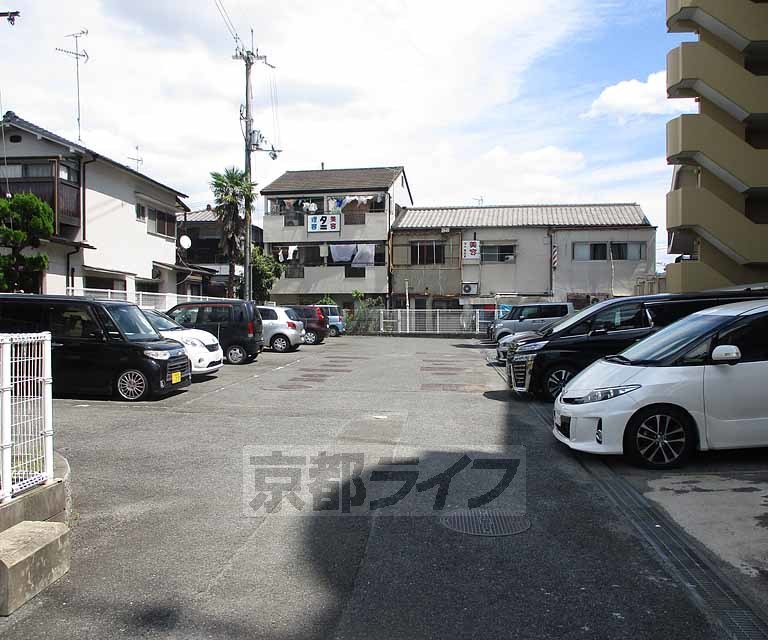 【城陽市富野のマンションの駐車場】