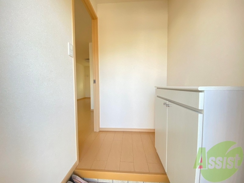 玄関　玄関から撮影しました。敷居が高くなくて安心ですね