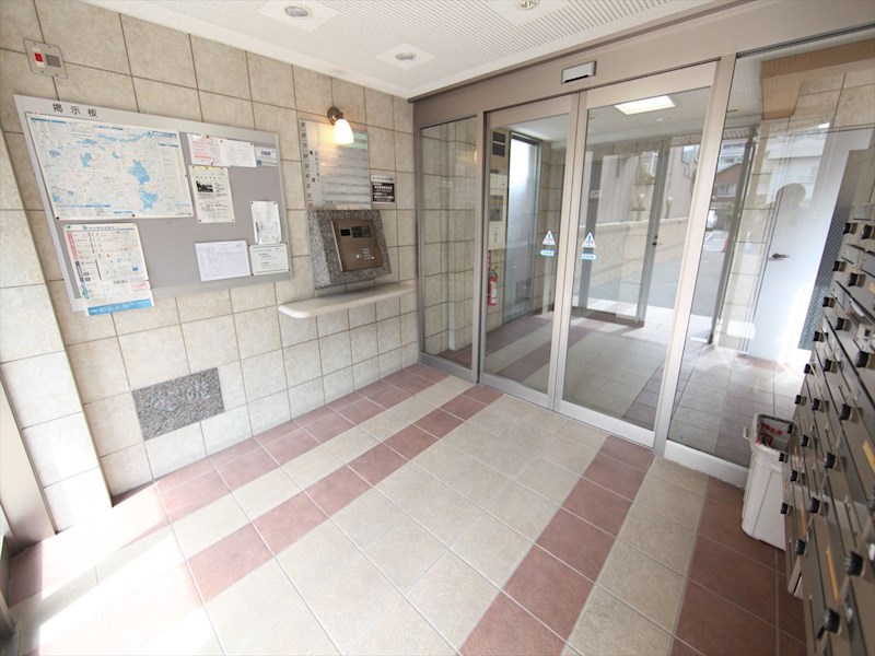 エントランス　エントランス　オートロック付　集合ポスト有り