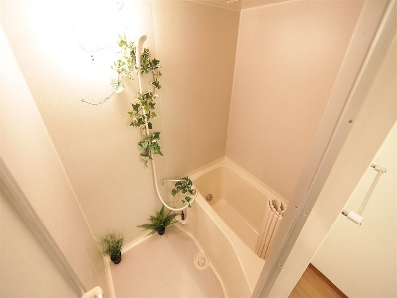 バス・シャワールーム　追い焚き・オートバス機能付お風呂　窓付（換気良好）