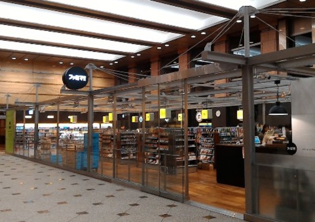 コンビニ　ファミリーマート恵比寿ガーデンプレイス店（コンビニ）まで484m