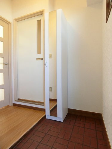 その他設備　玄関には姿見付きシューズボックスを設置♪