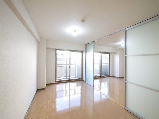 その他部屋・スペース　ゆとりのある広さの寝室です