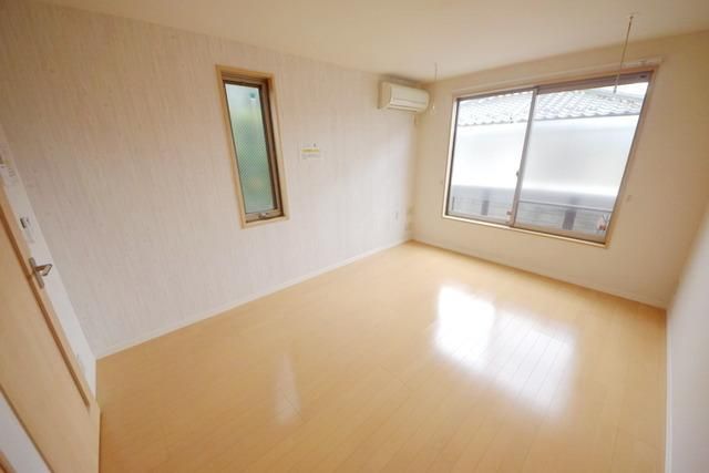 居室・リビング　★白を基調としたお部屋です！フローリングがきれいですね★