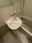 洗面設備　明るい洗面所です