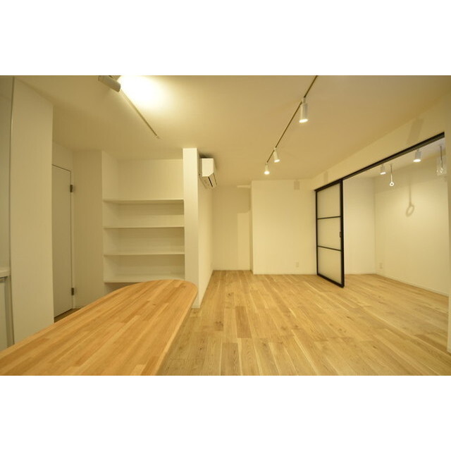 居室・リビング　内装は落ち着いています