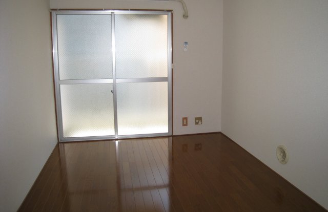 居室・リビング　同物件別号室のものです。