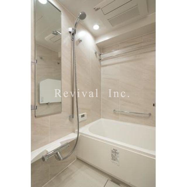 バス・シャワールーム　ラウンド型の浴槽はゆったりとくつろぐことができます。