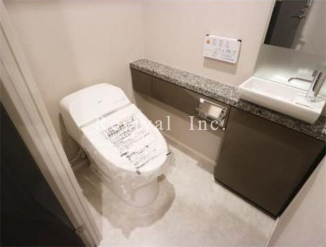 トイレ　洗浄暖房便座付、ローシルエットタンク式のトイレです。