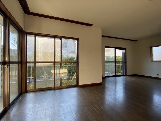 居室・リビング　窓も多く、自然と集まる空間のリビングダイニング　（2023年