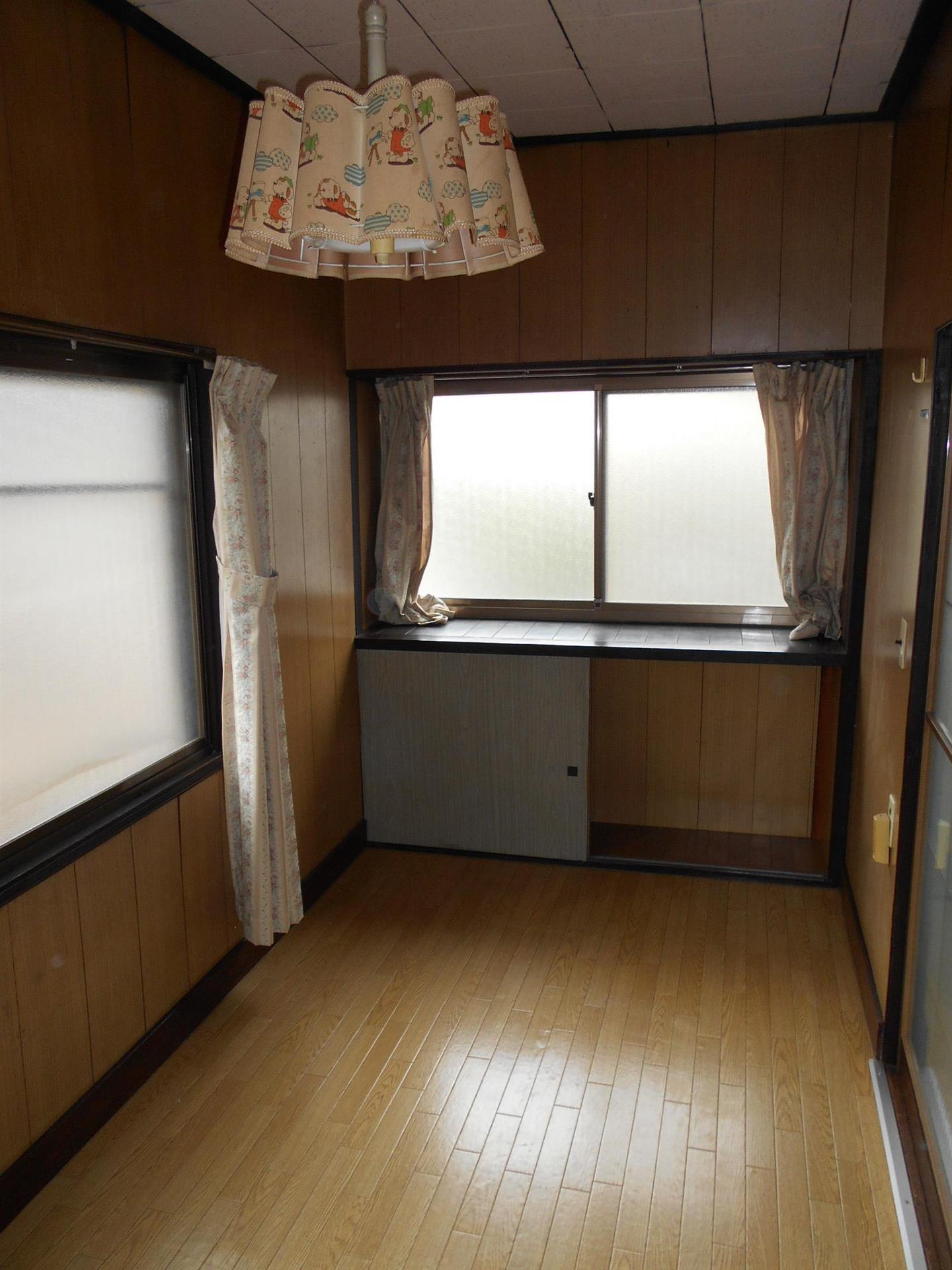 居室・リビング　寝室に最適な洋室４帖♪３面採光の明るいお部屋♪