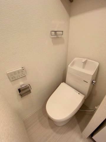 トイレ　温水洗浄便座です。