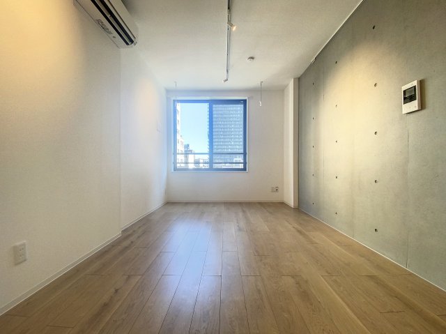 居室・リビング　落ち着いた色合いの床材を使用した居住空間です。