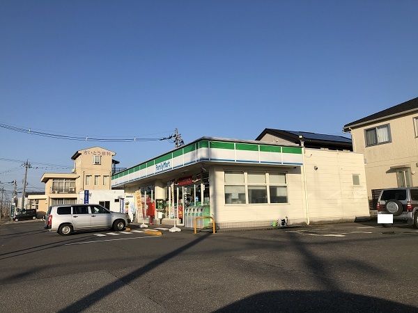 コンビニ　ファミリーマート（コンビニ）まで750m
