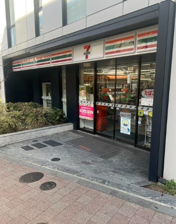 コンビニ　セブンイレブン港区赤坂駅南店（コンビニ）まで140m